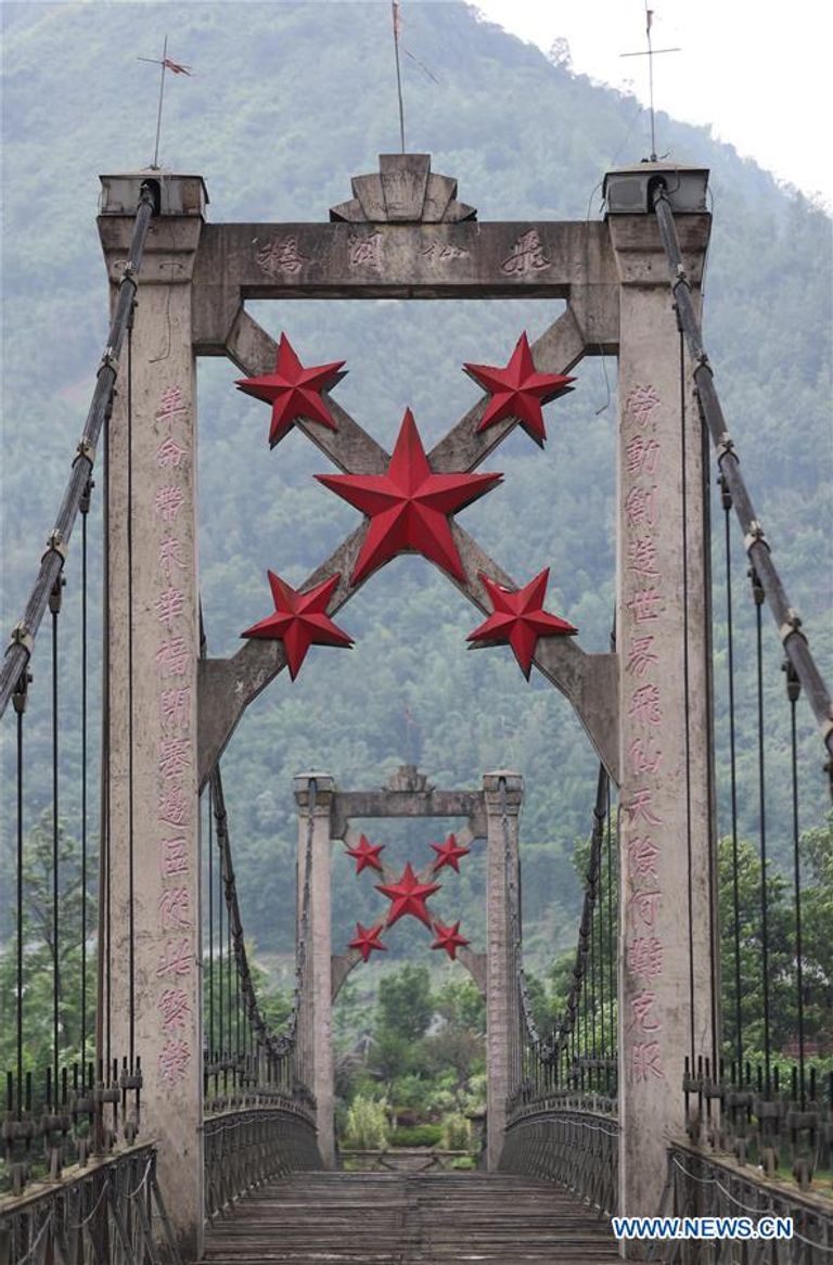 أحد الجسور المبنية على طريق سيتشوان-التبت