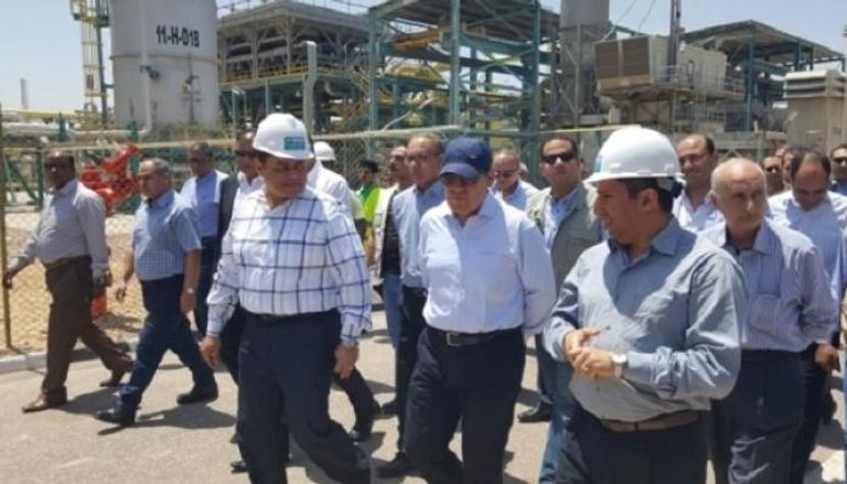 وزير البترول المصري خلال زيارته لأحد مواقع العمل