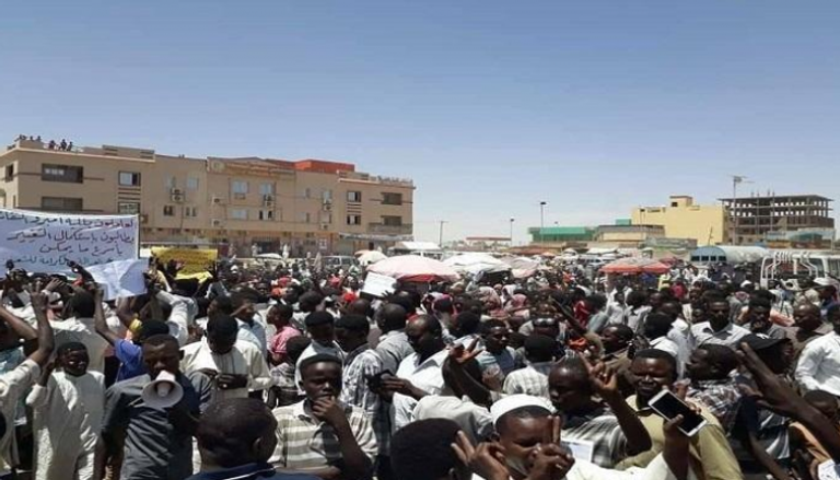 مجموعة من المتظاهرين في السودان