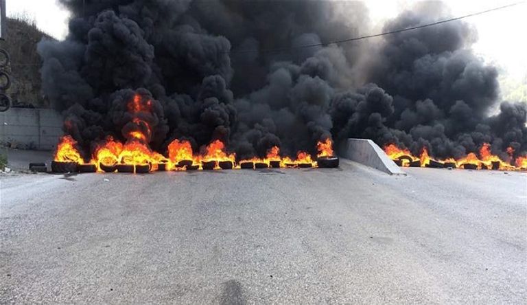 محتجون لبنانيون يشعلون الإطارات احتجاجات على أحداث الأمس اجتماع المجلس الأعلى للدفاع في لبنان - الوكالة الوطنية للإعلام