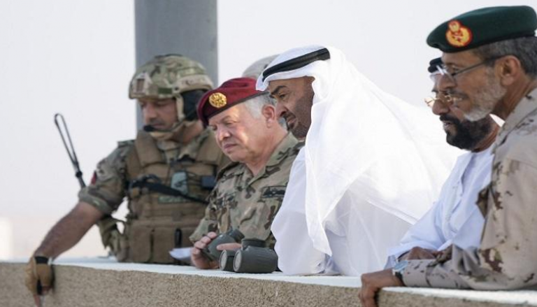 الشيخ محمد بن زايد خلال مشاهدة التمرين مع ملك الأردن