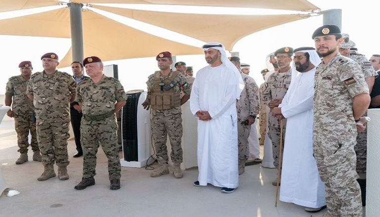 الشيخ محمد بن زايد خلال مشاهدة التمرين مع ملك الأردن