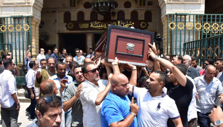 جثمان عزت أبو عوف لحظة خروجه من مسجد السيدة نفيسة بالقاهرة