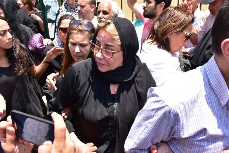 جثمان عزت أبو عوف لحظة خروجه من مسجد السيدة نفيسة بالقاهرة