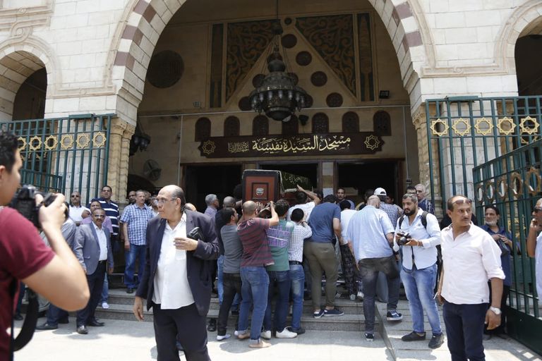 جثمان عزت أبو عوف لحظة خروجه من مسجد السيدة نفيسة بالقاهرة