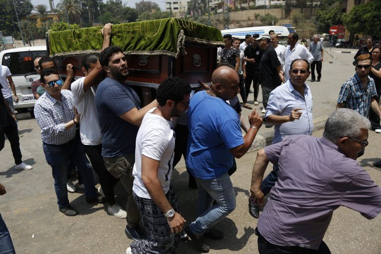 جثمان عزت أبو عوف لحظة خروجه من مسجد السيدة نفيسة بالقاهرة