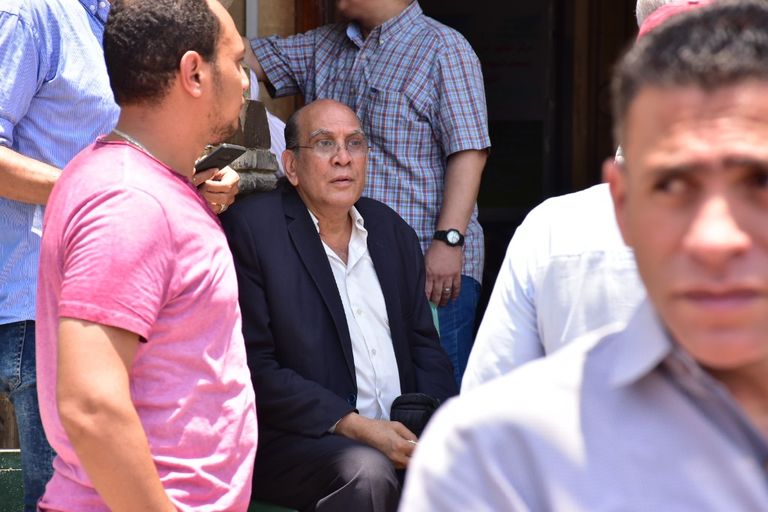 جثمان عزت أبو عوف لحظة خروجه من مسجد السيدة نفيسة بالقاهرة