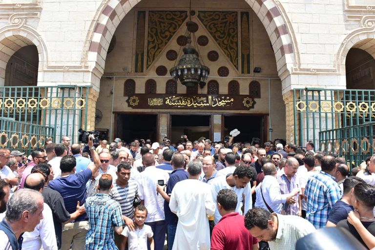 جثمان عزت أبو عوف لحظة خروجه من مسجد السيدة نفيسة بالقاهرة