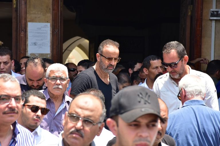 جثمان عزت أبو عوف لحظة خروجه من مسجد السيدة نفيسة بالقاهرة