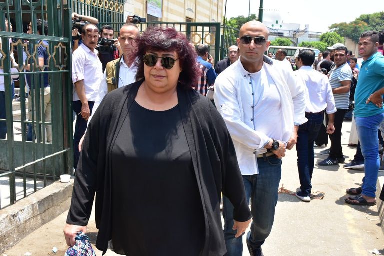 جثمان عزت أبو عوف لحظة خروجه من مسجد السيدة نفيسة بالقاهرة