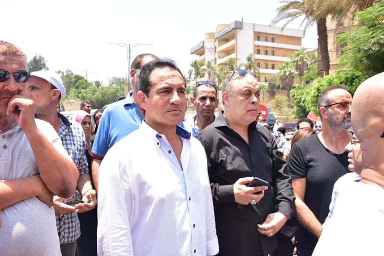 جثمان عزت أبو عوف لحظة خروجه من مسجد السيدة نفيسة بالقاهرة