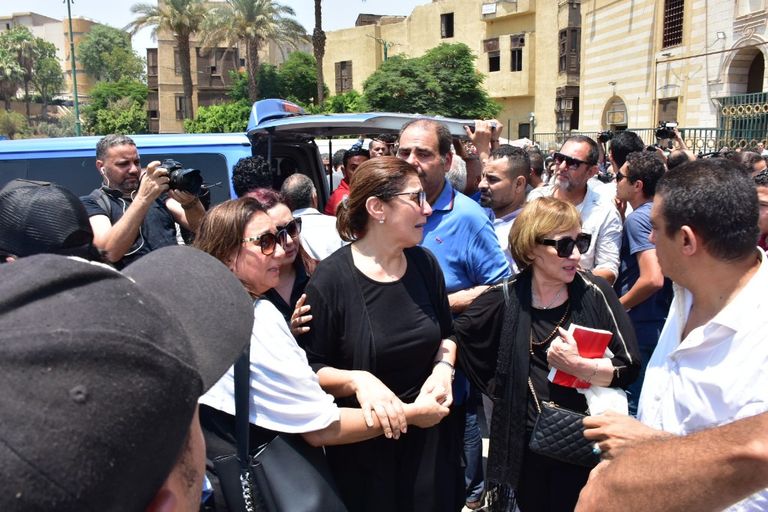 جثمان عزت أبو عوف لحظة خروجه من مسجد السيدة نفيسة بالقاهرة