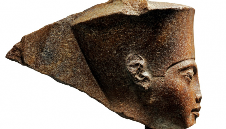 منحوتة على شكل رأس الفرعون توت عنخ آمون