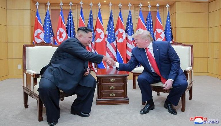 الرئيس الأمريكي دونالد ترامب ونظيره الكوري الشمالي كيم جونج أون