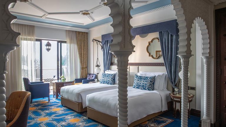 فوربس: دبي مدينة خيالية