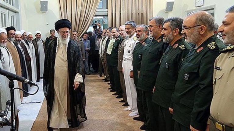 خامنئي وسط عدد من العسكريين الإيرانيين البارزين - أرشيفية عناصر مليشيا الحرس الثوري الإيراني - أرشيفية
