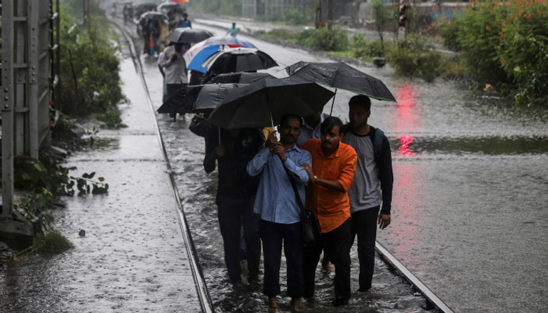 الأمطار الغزيرة تعطل الحياة في مومباي