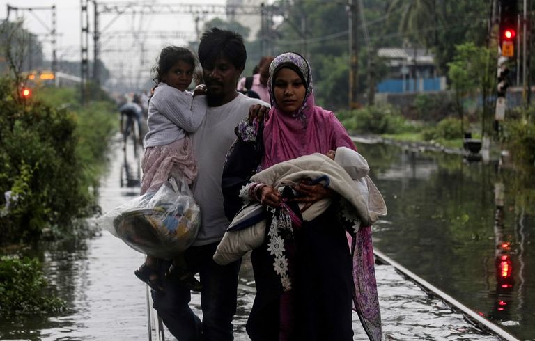 الأمطار الغزيرة تعطل الحياة في مومباي