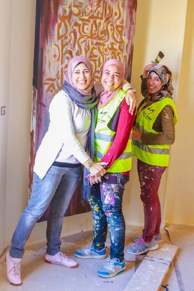 آية رمضان وفريقها النسائي للرسم على الجدران