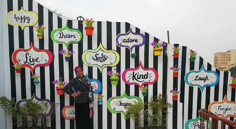 آية رمضان وفريقها النسائي للرسم على الجدران