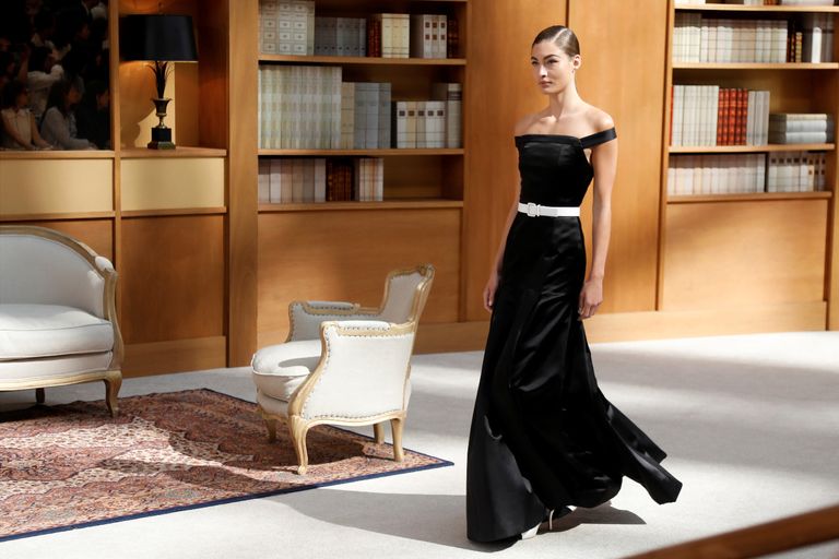 عارضة دار شانيل للأزياء في أسبوع باريس للموضة 