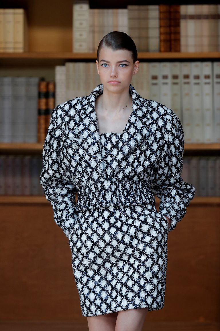 عارضة دار شانيل للأزياء في أسبوع باريس للموضة 