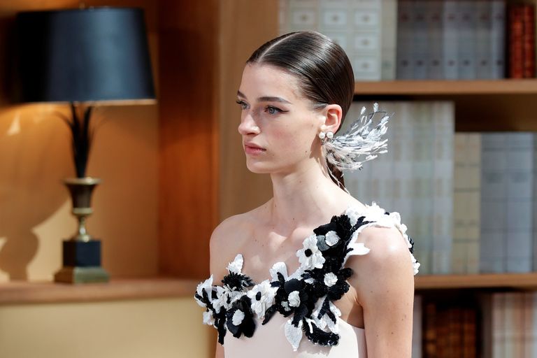 عارضة دار شانيل للأزياء في أسبوع باريس للموضة 