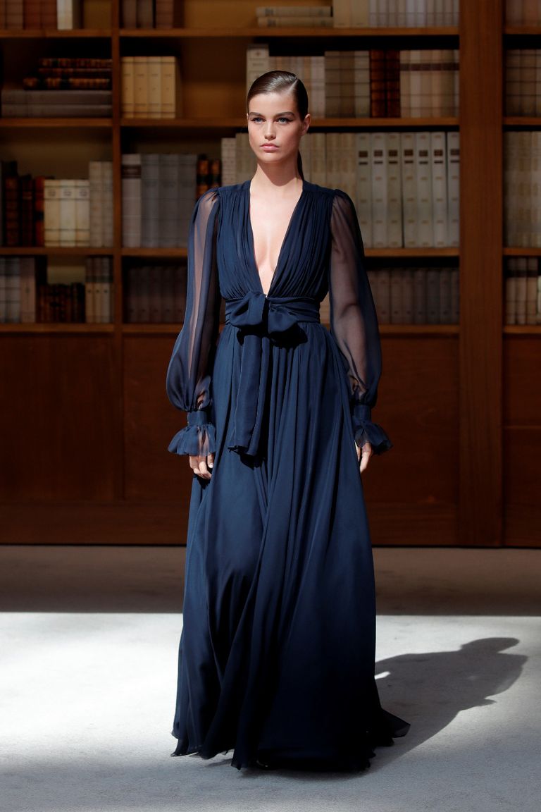 عارضة دار شانيل للأزياء في أسبوع باريس للموضة 