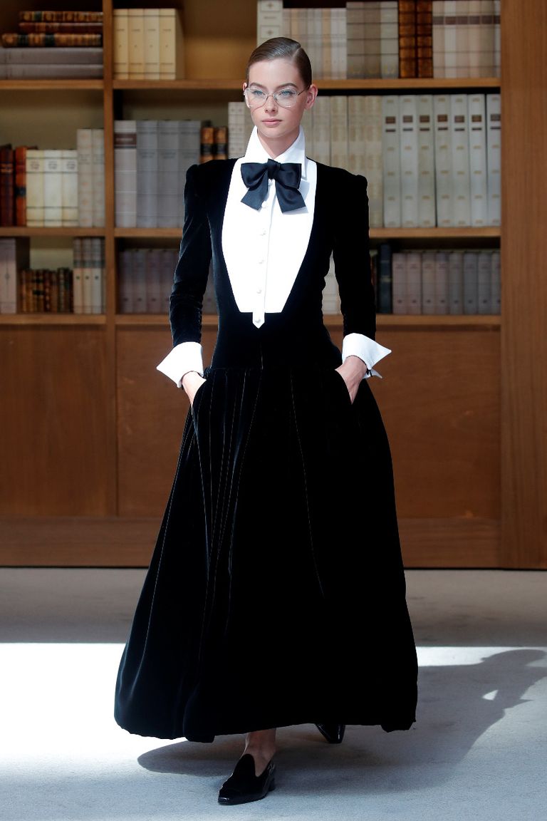 عارضة دار شانيل للأزياء في أسبوع باريس للموضة 