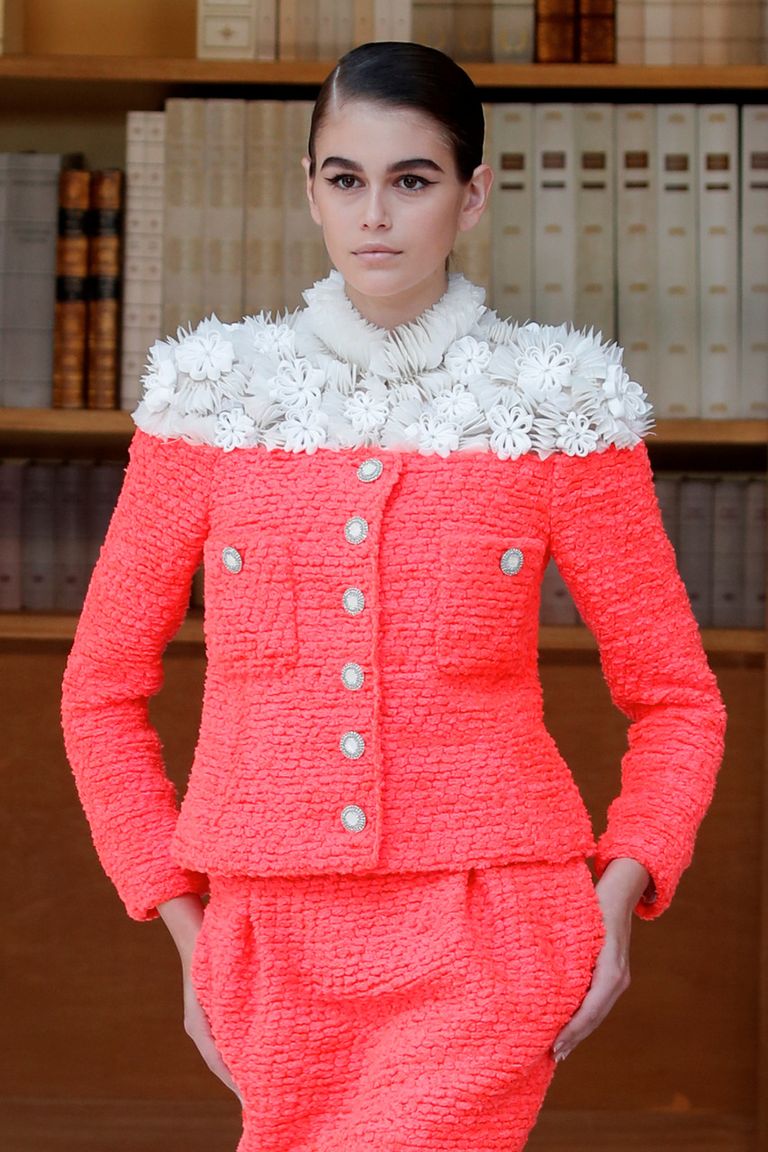 عارضة دار شانيل للأزياء في أسبوع باريس للموضة 