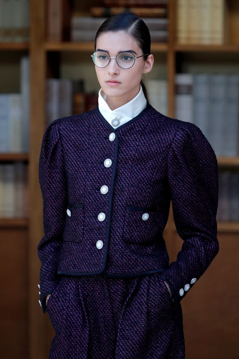 عارضة دار شانيل للأزياء في أسبوع باريس للموضة 