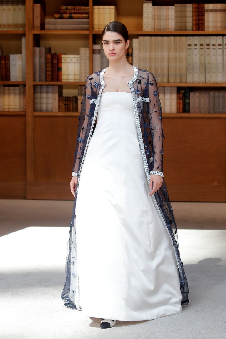 عارضة دار شانيل للأزياء في أسبوع باريس للموضة 