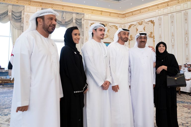 محمد بن زايد مع الطالب الإماراتي وأسرته