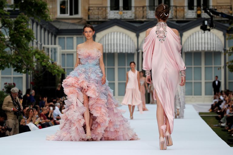 جانب من عرض رالف أند روسو في أسبوع باريس للأزياء الراقية