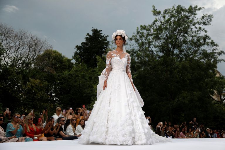 جانب من عرض رالف أند روسو في أسبوع باريس للأزياء الراقية