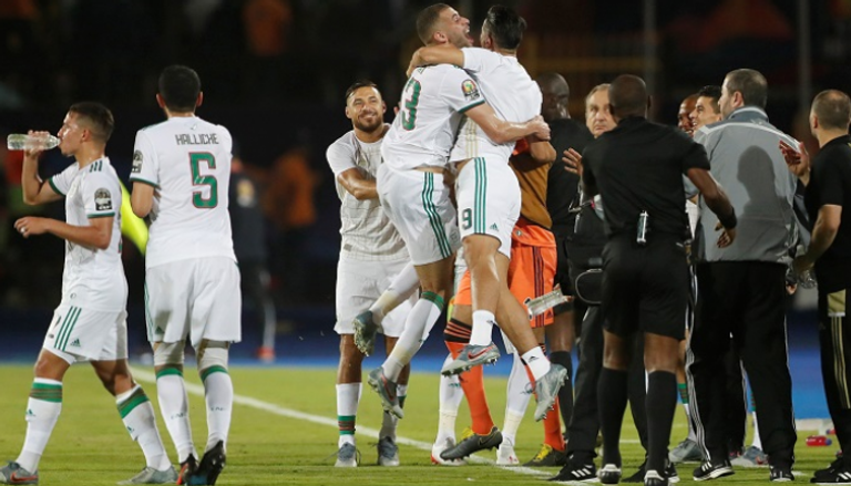 احتفال لاعبي الجزائر