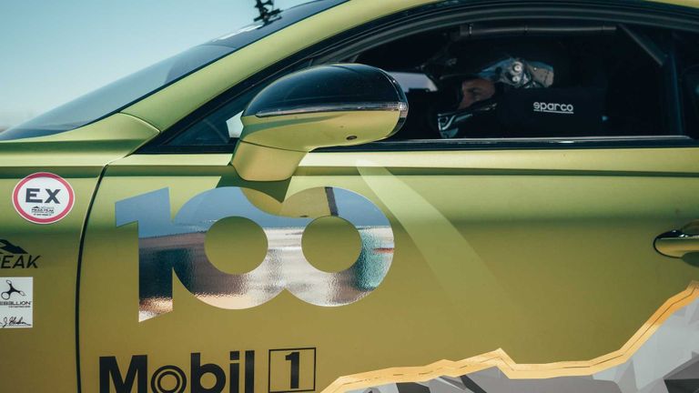 سيارة بينتلي لحظة تجاوزها خط النهاية