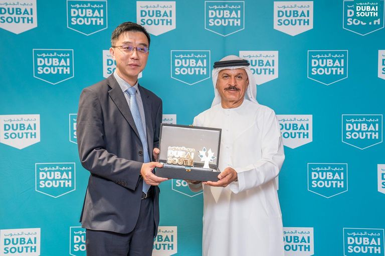 دبي تسعى لتقوية الروابط الاقتصادية والتجارية مع شنغهاي