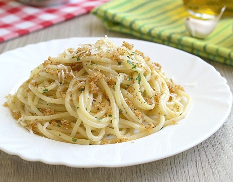 مكرونة بفتات الخبز