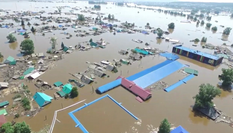 الفيضانات تغمر قرى روسية
