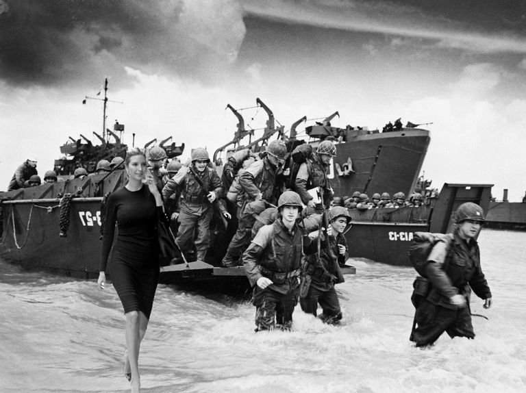 صورة مركبة تظهر فيها إيفانكا ترامب لحظة إنزال قوات الحلفاء في نورماندي خلال الحرب العالمية الثانية ترامب ورئيس وزراء اليابان يستقبلان إيفانكا ترامب