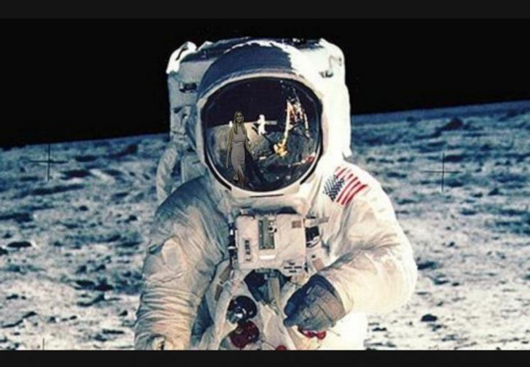 صورة مركبة تظهر فيها إيفانكا ترامب وكأنها كانت موجودة عند هبوط أول إنسان على القمر ترامب ورئيس وزراء اليابان يستقبلان إيفانكا ترامب