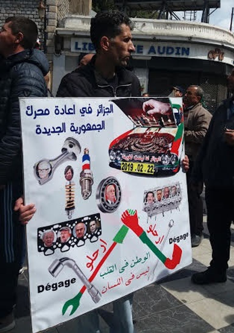 متظاهرون جزائريون يطالبون برحيل الباءات الثلاث معاذ بوشارب رئيس البرلمان الجزائري المستقيل