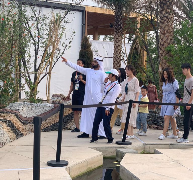 الشباب الإماراتيون خلال استقبال وإرشاد الزوار في إكسبو بكين