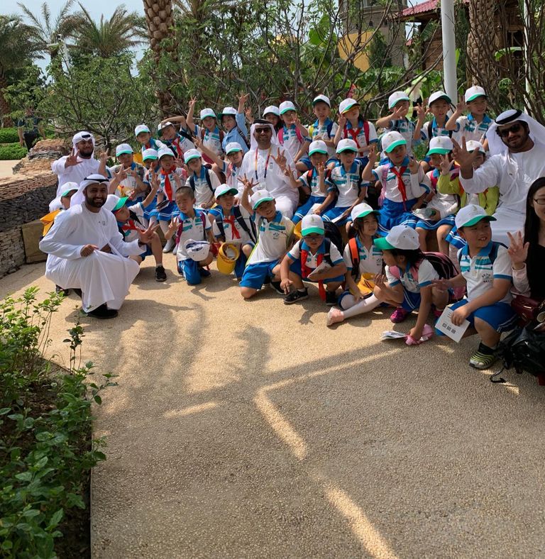 الشباب الإماراتيون خلال استقبال وإرشاد الزوار في إكسبو بكين