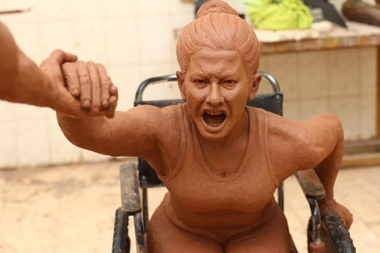 نحات ينفذ مشروع تخرجه عن أصحاب الهمم