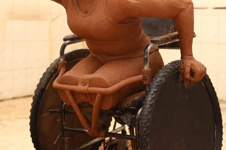 نحات ينفذ مشروع تخرجه عن أصحاب الهمم