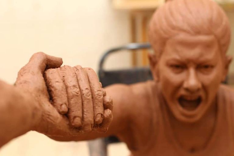 نحات ينفذ مشروع تخرجه عن أصحاب الهمم