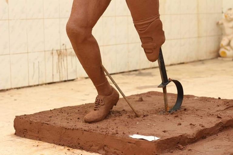 نحات ينفذ مشروع تخرجه عن أصحاب الهمم