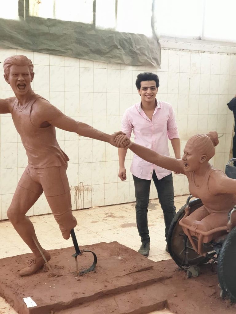 نحات ينفذ مشروع تخرجه عن أصحاب الهمم